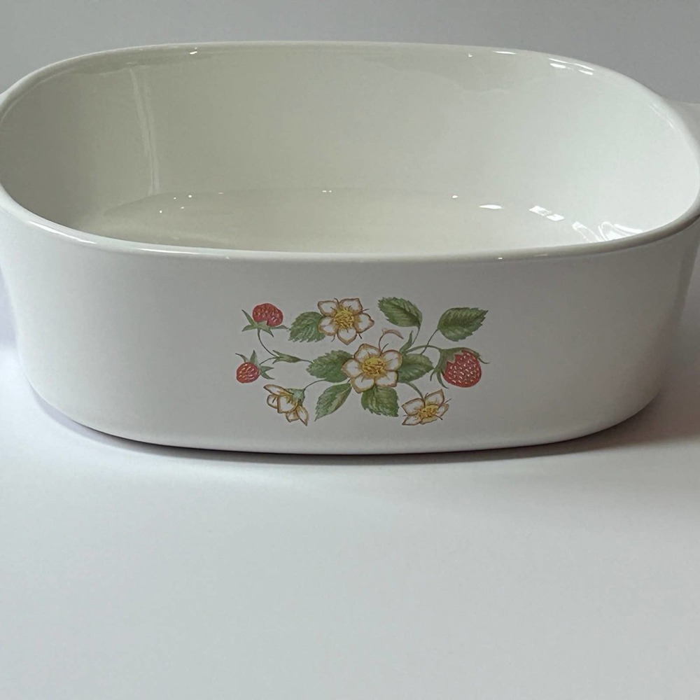 RARE Corning Ware Strawberry Sundae 2‎ Quart Casserole Dish